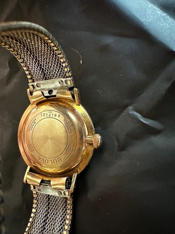 Back of watch with band F819131